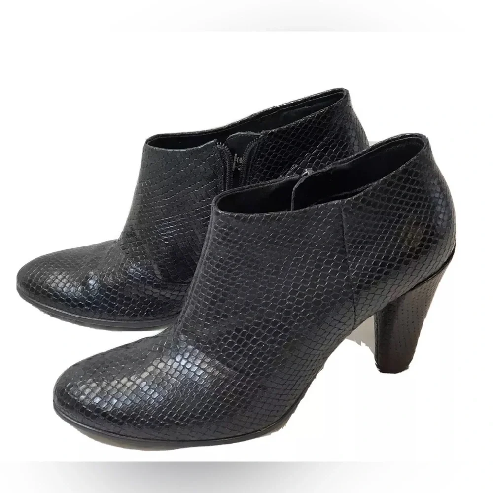 Ecco Women’s Shape 75 Black Faux Snake‎ Skin Side Zip Heeled Ankle Booties- 10